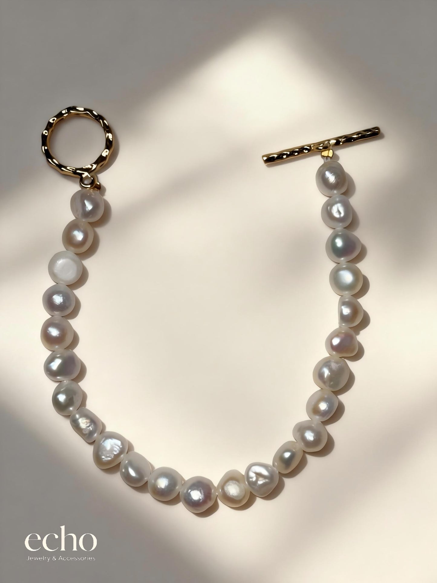 Elegant Pearl Bracelet with Stylish Clasp Design