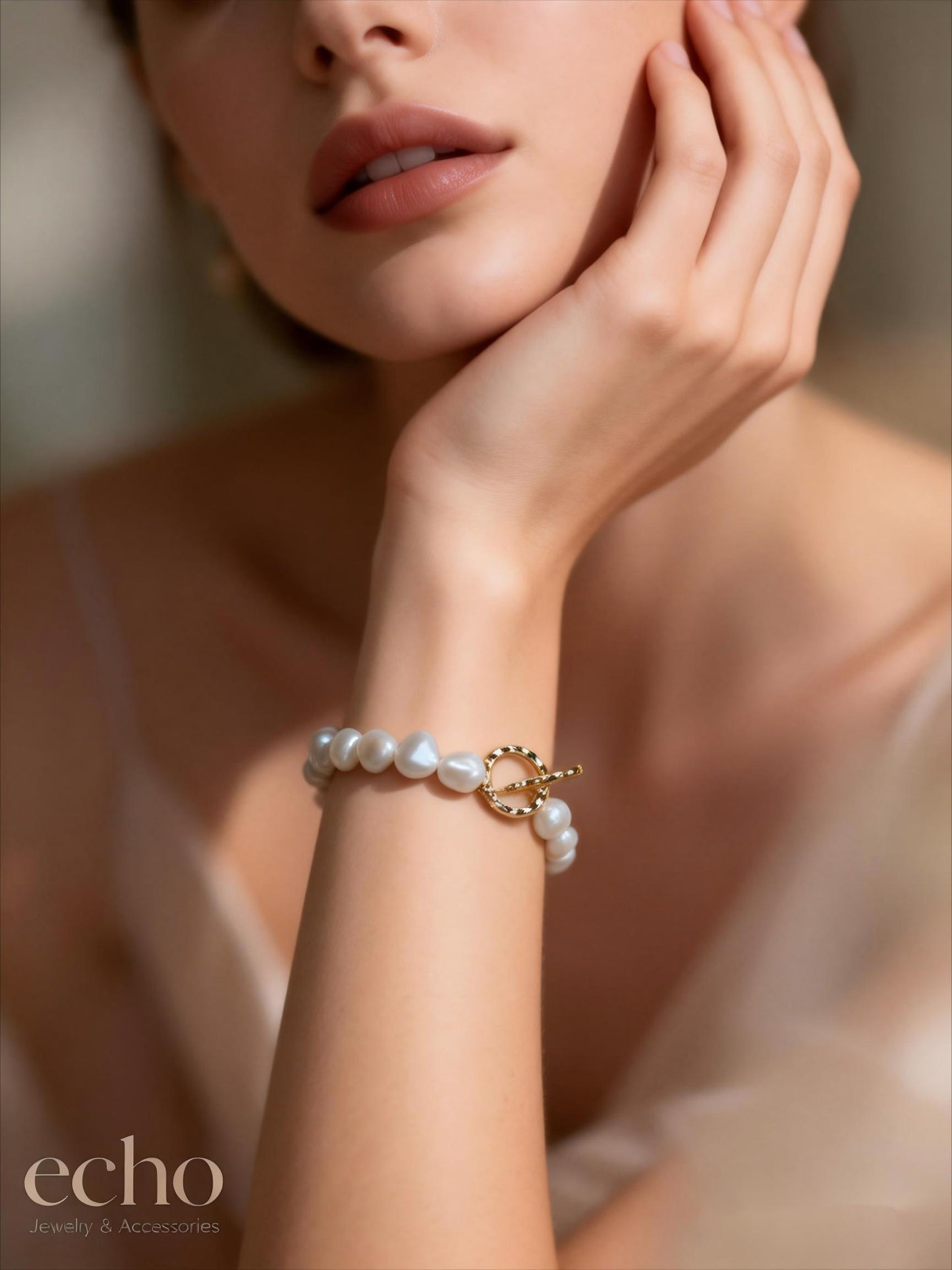 Elegant Pearl Bracelet with Stylish Clasp Design