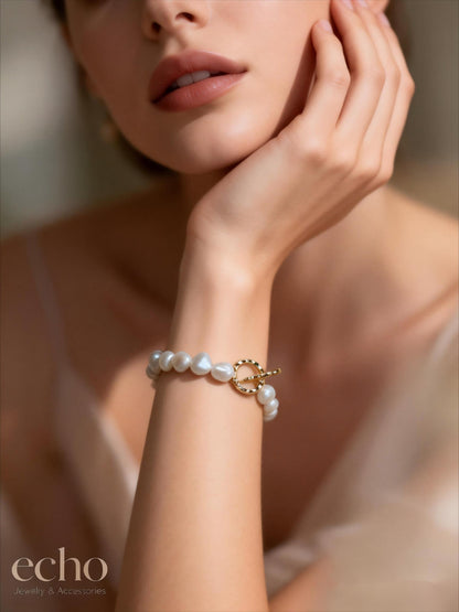 Elegant Pearl Bracelet with Stylish Clasp Design