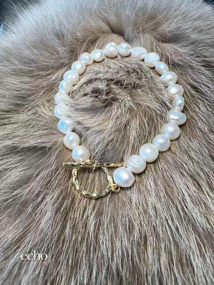 Elegant Pearl Bracelet with Stylish Clasp Design