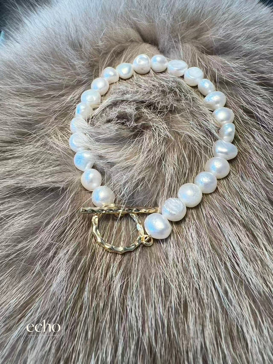 Elegant Pearl Bracelet with Stylish Clasp Design