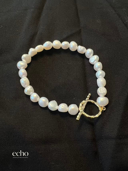 Elegant Pearl Bracelet with Stylish Clasp Design