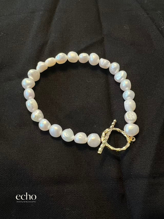 Elegant Pearl Bracelet with Stylish Clasp Design